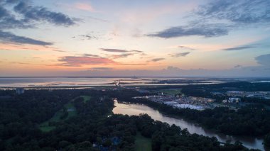 Gün batımında Daphne, Alabama'daki Orman Gölü'nün havadan görünümü 