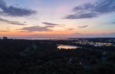 Gün batımında Daphne, Alabama'daki Orman Gölü'nün havadan görünümü 