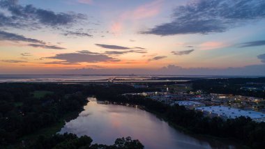 Gün batımında Daphne, Alabama'daki Orman Gölü'nün havadan görünümü 