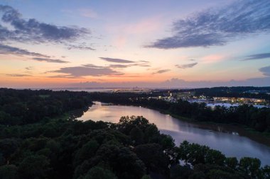 Gün batımında Daphne, Alabama'daki Orman Gölü'nün havadan görünümü 