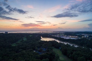 Gün batımında Daphne, Alabama'daki Orman Gölü'nün havadan görünümü 