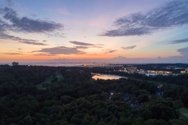 Gün batımında Daphne, Alabama'daki Orman Gölü'nün havadan görünümü 