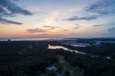 Gün batımında Daphne, Alabama'daki Orman Gölü'nün havadan görünümü 