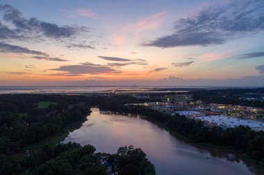 Gün batımında Daphne, Alabama'daki Orman Gölü'nün havadan görünümü 