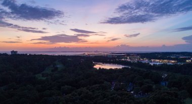 Gün batımında Daphne, Alabama'daki Orman Gölü'nün havadan görünümü 