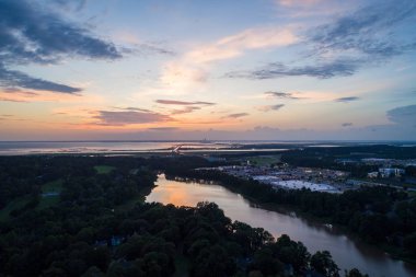 Gün batımında Daphne, Alabama'daki Orman Gölü'nün havadan görünümü 