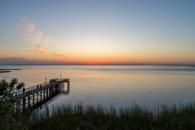 Daphne, Alabama'daki Bayfront Park Pavyonu'ndan Mobile Bay'de gün batımı 