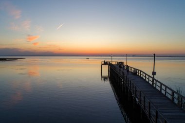 Daphne, Alabama'daki Bayfront Park Pavyonu'ndan Mobile Bay'de gün batımı 
