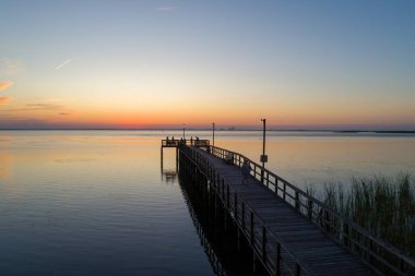 Daphne, Alabama'daki Bayfront Park Pavyonu'ndan Mobile Bay'de gün batımı 
