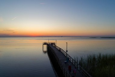 Daphne, Alabama'daki Bayfront Park Pavyonu'ndan Mobile Bay'de gün batımı 
