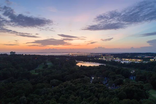 Gün batımında Daphne, Alabama'daki Orman Gölü'nün havadan görünümü 