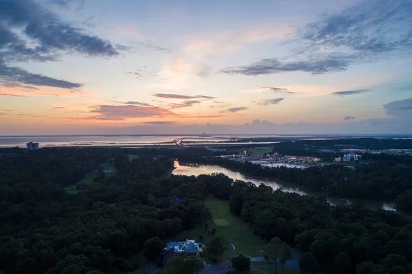 Gün batımında Daphne, Alabama'daki Orman Gölü'nün havadan görünümü 