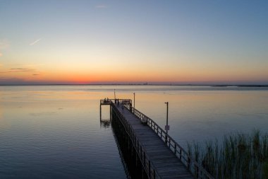 Daphne, Alabama'daki Bayfront Park Pavyonu'ndan Mobile Bay'de gün batımı 