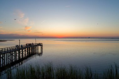 Daphne, Alabama'daki Bayfront Park Pavyonu'ndan Mobile Bay'de gün batımı 