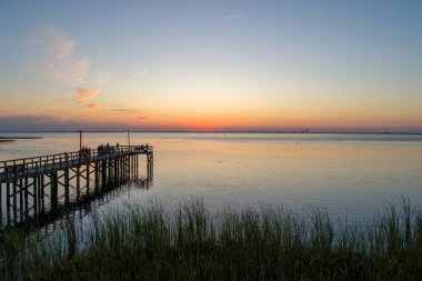 Daphne, Alabama'daki Bayfront Park Pavyonu'ndan Mobile Bay'de gün batımı 