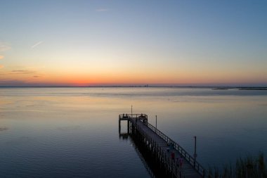 Daphne, Alabama'daki Bayfront Park Pavyonu'ndan Mobile Bay'de gün batımı 