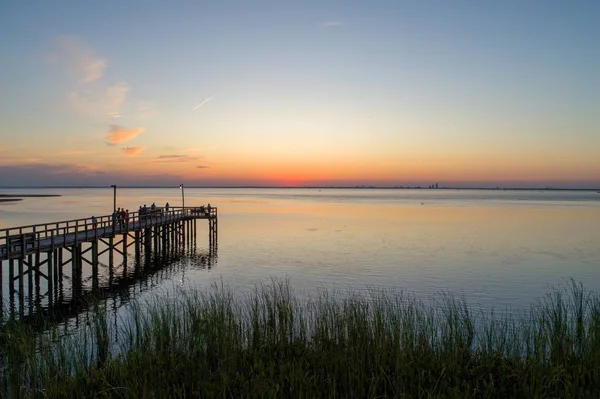 Daphne, Alabama'daki Bayfront Park Pavyonu'ndan Mobile Bay'de gün batımı 