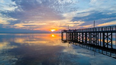 Mobile Bay, Alabama 'da güzel bir iskelede gün batımı 