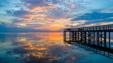 Mobile Bay, Alabama 'da güzel bir iskelede gün batımı 