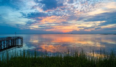 Mobile Bay, Alabama 'da güzel bir iskelede gün batımı 