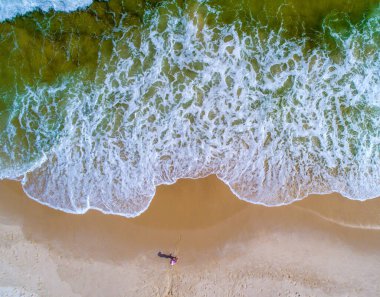 Florida, Perdido Key sahiline düşen dalgaların hava görüntüsü.