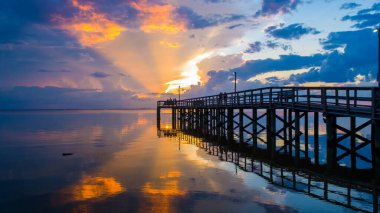 Haziran 2020 'de Alabama Körfezi kıyısındaki Mobile Körfezi üzerinde gün batımı gökyüzü 