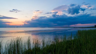 Mobile Körfezi 'nin doğu kıyısında Alabama Körfezi kıyısı günbatımı 