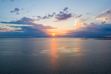 Mobile Körfezi 'nin doğu kıyısında Alabama Körfezi kıyısı günbatımı 