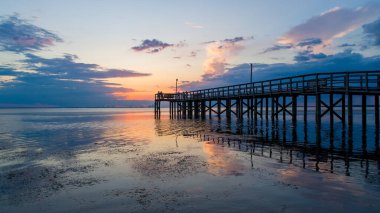 Mobile Körfezi 'nin doğu kıyısında Alabama Körfezi kıyısı günbatımı 