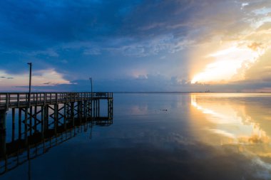 Mobile Körfezi 'nin doğu kıyısında Alabama Körfezi kıyısı günbatımı 