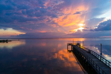 Mobile Körfezi 'nin doğu kıyısında Alabama Körfezi kıyısı günbatımı 