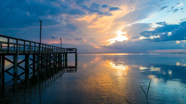 モバイル湾東岸のアラバマ湾沿岸の夕日 — ストック写真