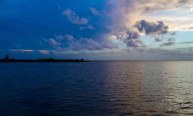 Mobile Bay, Alabama 'da gün batımında karamsar akşam gökyüzü 