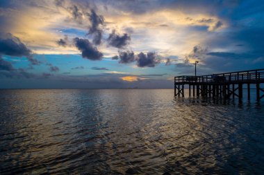 Mobile Bay, Alabama 'da gün batımında karamsar akşam gökyüzü 