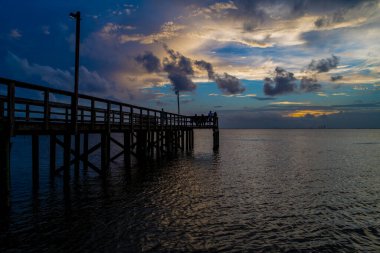 Mobile Bay, Alabama 'da gün batımında karamsar akşam gökyüzü 