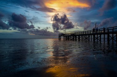 Mobile Bay, Alabama 'da gün batımında karamsar akşam gökyüzü 