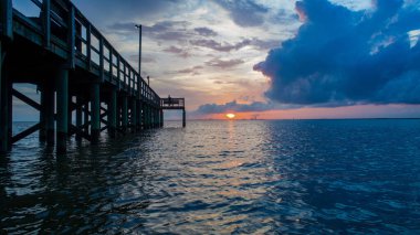 Mobile Bay, Alabama 'da yaz günbatımı 