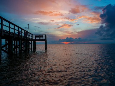 Mobile Bay, Alabama 'da yaz günbatımı 