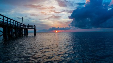 Mobile Bay, Alabama 'da yaz günbatımı 