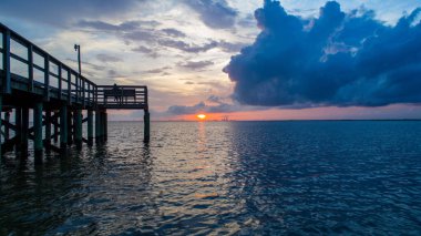 Mobile Bay, Alabama 'da yaz günbatımı 