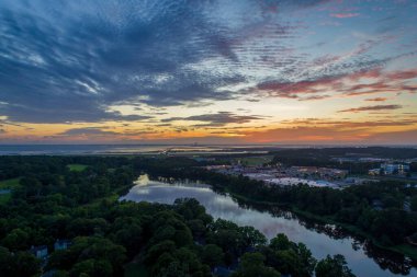 Gün batımında Alabama Körfezi kıyısındaki Mobile Körfezi 'nin doğu kıyısının havadan görüntüsü. 