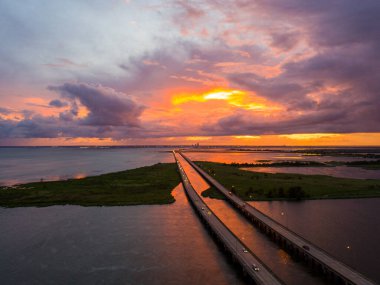 Gün batımında Mobile Körfezi 'ndeki 10 numaralı köprüden hava görüntüsü. 
