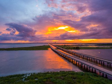 Gün batımında Mobile Körfezi 'ndeki 10 numaralı köprüden hava görüntüsü. 