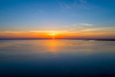 Temmuz 2020 'de Daphne, Alabama Bayfront Park Pavyonu' ndan Mobile Körfezi 'nde gün batımı 
