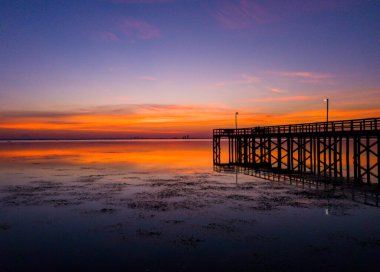 Temmuz 2020 'de Daphne, Alabama Bayfront Park Pavyonu' ndan Mobile Körfezi 'nde gün batımı 