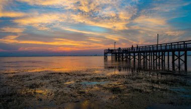 2020 Ağustos 'unda Alabama Körfezi kıyısında gün batımında Mobile Körfezi