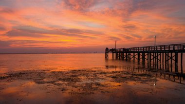 2020 Ağustos 'unda Alabama Körfezi kıyısında gün batımında Mobile Körfezi