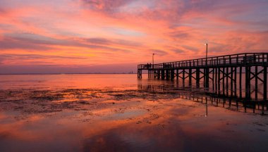 2020 Ağustos 'unda Alabama Körfezi kıyısında gün batımında Mobile Körfezi