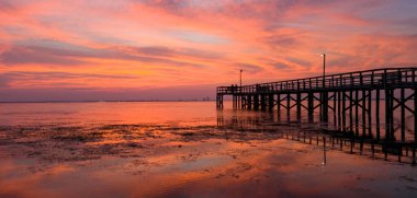 2020 Ağustos 'unda Alabama Körfezi kıyısında gün batımında Mobile Körfezi