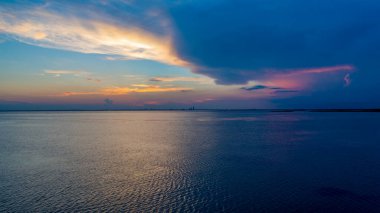 2020 Ağustos 'unda Alabama Körfezi kıyısında gün batımında Mobile Körfezi